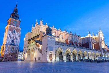 Krakow 'daki Sukiennice Pazar Yeri (Cloth Hall, Drapers' Hall) gece manzarası, Poland.IMAGE