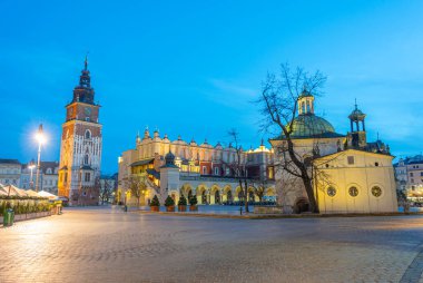 Krakow 'daki Sukiennice Pazar Yeri (Cloth Hall, Drapers' Hall) gece manzarası, Poland.IMAGE