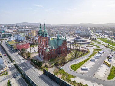 Otobüs durağı ve Kielce, Poland.IMAGE 'deki Kutsal Haç Kilisesi