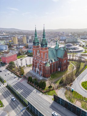 Otobüs durağı ve Kielce, Poland.IMAGE 'deki Kutsal Haç Kilisesi