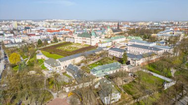 Poland.IMAGE Kielce 'deki Krakow piskoposlarının sarayının havadan görünüşü.