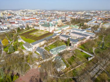 Poland.IMAGE Kielce 'deki Krakow piskoposlarının sarayının havadan görünüşü.