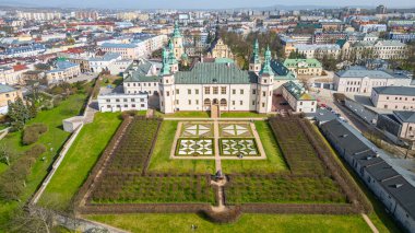 Poland.IMAGE Kielce 'deki Krakow piskoposlarının sarayının havadan görünüşü.