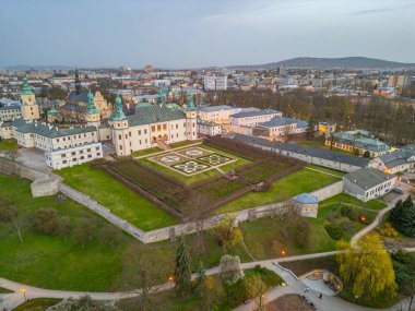 Krakow piskoposlarının sarayının günbatımı manzarası - Polonya Kielce 'deki Ulusal Müze