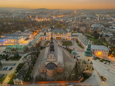 Katedral Bazilikası 'nın günbatımı manzarası. Kutsal Bakire Meryem' in Hükmü ve Polonya 'nın Kielce kentindeki Krakow piskoposlarının sarayı.