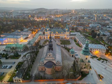 Katedral Bazilikası 'nın günbatımı manzarası. Kutsal Bakire Meryem' in Hükmü ve Polonya 'nın Kielce kentindeki Krakow piskoposlarının sarayı.