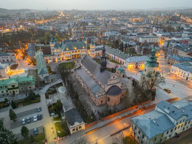 Katedral Bazilikası 'nın günbatımı manzarası. Kutsal Bakire Meryem' in Hükmü ve Polonya 'nın Kielce kentindeki Krakow piskoposlarının sarayı.