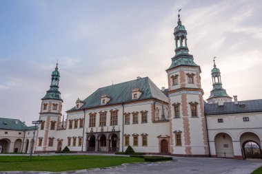 Polonya, Kielce 'deki Krakow Piskoposları Sarayı' nın günbatımı manzarası