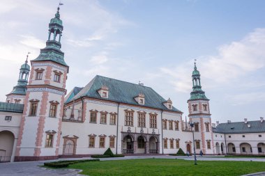 Polonya, Kielce 'deki Krakow Piskoposları Sarayı' nın günbatımı manzarası