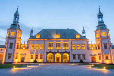 Polonya, Kielce 'deki Krakow Piskoposları Sarayı' nın günbatımı manzarası