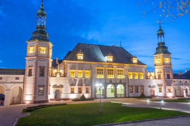 Polonya, Kielce 'deki Krakow Piskoposları Sarayı' nın günbatımı manzarası