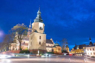 Kielce, Poland.IMAGE 'deki Kutsal Bakire Meryem' in Varsayımının Katedral Bazilikası 'nın gece görüşü.