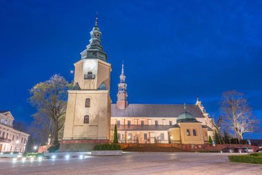 Kielce, Poland.IMAGE 'deki Kutsal Bakire Meryem' in Varsayımının Katedral Bazilikası 'nın gece görüşü.