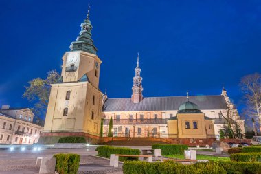 Kielce, Poland.IMAGE 'deki Kutsal Bakire Meryem' in Varsayımının Katedral Bazilikası 'nın gece görüşü.