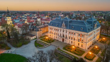 Pszczyna Kalesi 'nin Poland.IMAGE' deki günbatımı manzarası