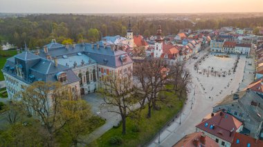 Pszczyna şatosunun Poland.IMAGE 'deki gündoğumu manzarası