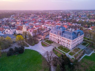 Pszczyna şatosunun Poland.IMAGE 'deki gündoğumu manzarası