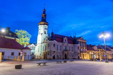 Polonya 'nın Pszczyna kentindeki ana meydanın gün doğumu manzarası. Poland.IMAGE
