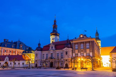 Polonya 'nın Pszczyna kentindeki ana meydanın gün doğumu manzarası. Poland.IMAGE