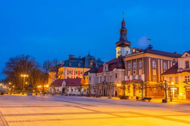 Polonya 'nın Pszczyna kentindeki ana meydanın gün doğumu manzarası. Poland.IMAGE