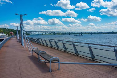 Plock, Poland.IMAGE marinasında ahşap iskele.