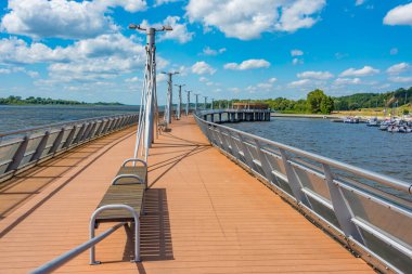 Plock, Poland.IMAGE marinasında ahşap iskele.