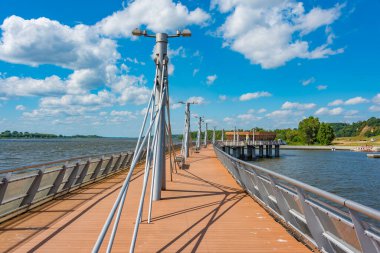 Plock, Poland.IMAGE marinasında ahşap iskele.