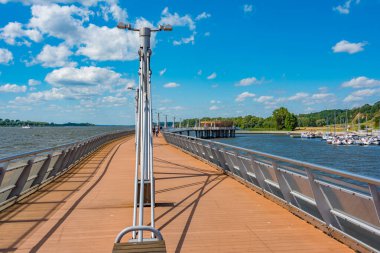 Plock, Poland.IMAGE marinasında ahşap iskele.
