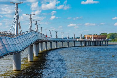Plock, Poland.IMAGE marinasında ahşap iskele.