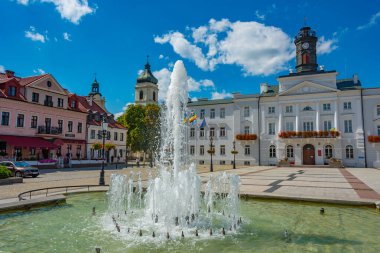 Polonya şehir merkezindeki beyaz belediye binası. Görüntü