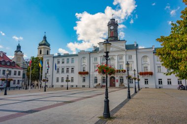 Polonya şehir merkezindeki beyaz belediye binası. Görüntü