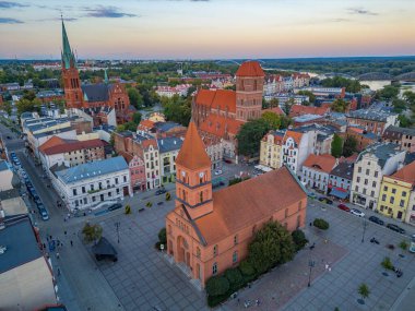 Torun, Poland.IMAGE 'deki Nowomiejski Meydanı' nın günbatımı manzarası