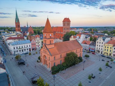 Torun, Poland.IMAGE 'deki Nowomiejski Meydanı' nın günbatımı manzarası