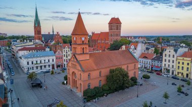 Torun, Poland.IMAGE 'deki Nowomiejski Meydanı' nın günbatımı manzarası