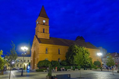 Torun, Poland.IMAGE 'daki Kutsal Üçleme Kilisesi' nin gün batımı manzarası