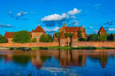 Poland.IMAGE 'deki Malbork kasabasının gün batımı manzarası