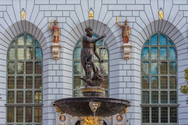 Gdansk, Poland.IMAGE 'deki Artus Court' un önündeki Neptune Çeşmesi