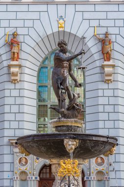 Gdansk, Poland.IMAGE 'deki Artus Court' un önündeki Neptune Çeşmesi