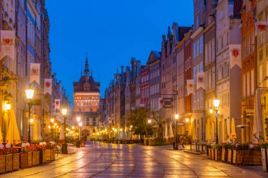 Gdansk, Poland.IMAGE 'deki Dluga caddesinden Katownia binasının gündoğumu manzarası
