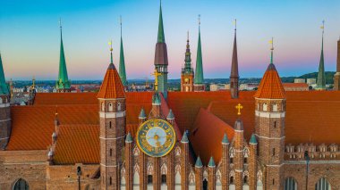 Aziz Meryem Bazilikası 'nın Gdansk, Poland.IMAGE' deki Kutsal Bakire Meryem 'in Varsayımı Gündoğumu manzarası.