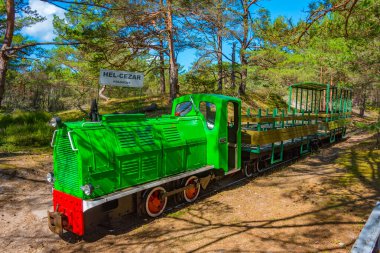 Poland.IMAGE 'deki Hel yarımadasındaki Sahil Savunma Müzesi' nde turist treni.