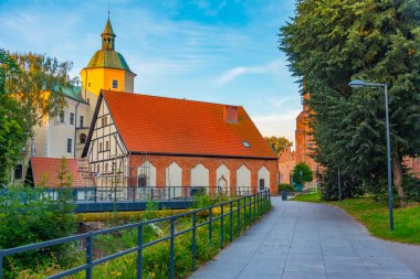 Slupsk, Poland.IMAGE 'da tarihi bir şato ve kale değirmeninin gün batımı manzarası