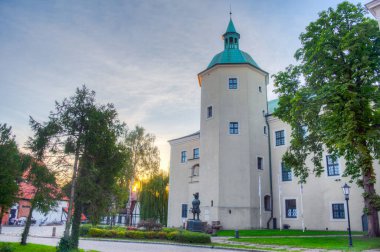 Slupsk, Poland.IMAGE 'da tarihi bir şatonun günbatımı manzarası
