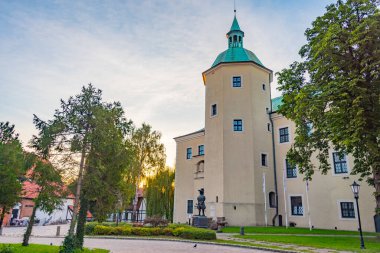 Slupsk, Poland.IMAGE 'da tarihi bir şatonun günbatımı manzarası
