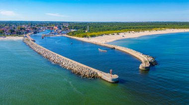 Polonya 'nın Ustka kasabasında dalgalar. Görüntü
