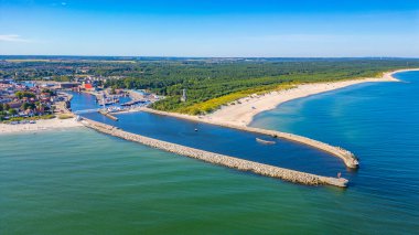 Polonya 'nın Ustka kasabasında dalgalar. Görüntü