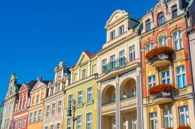 Poznan 'daki Stary Rynek Meydanı' ndaki renkli evler Poland.IMAGE 'da güneşli bir günde