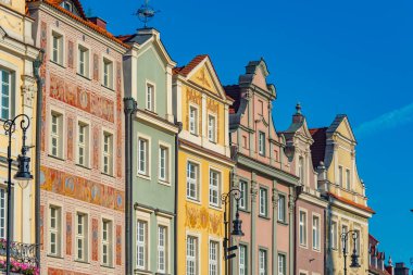 Poznan 'daki Stary Rynek Meydanı' ndaki renkli evler Poland.IMAGE 'da güneşli bir günde