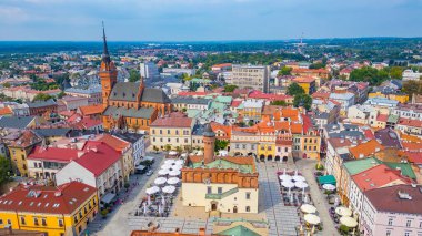 Güneşli bir günde Polonya şehri Tarnow 'un panorama manzarası.