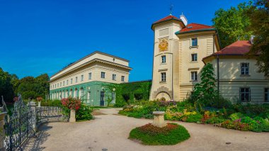 Güneşli bir günde Polonya 'daki Lancut Kalesi.